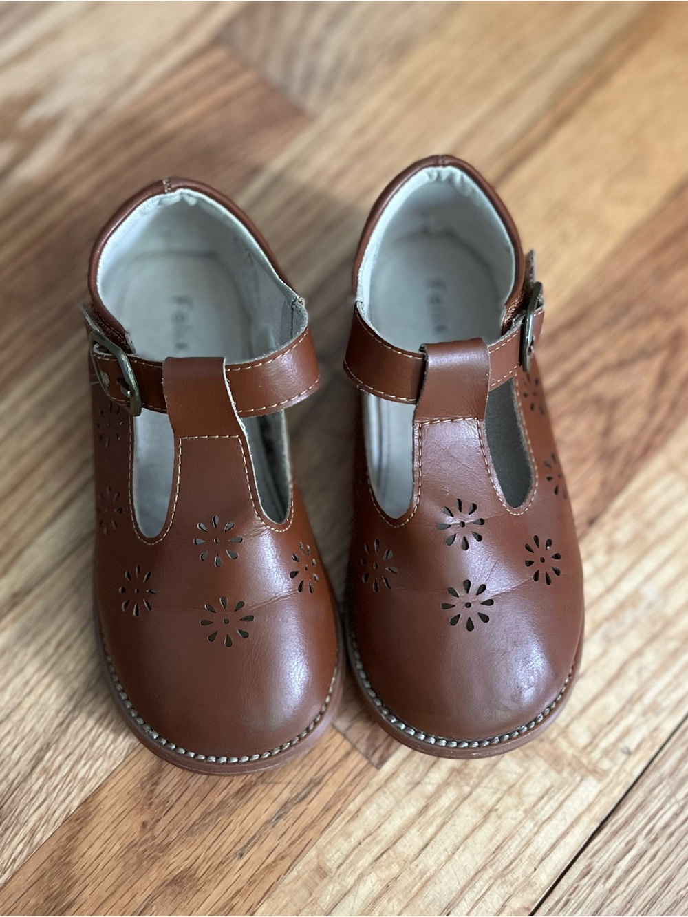 Classic Felix and Flora Brown Girls' Mary Jane Shoes Floral Cutouts size 8